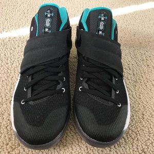 Nike Kyrie II - Boys Size 6 - No Box